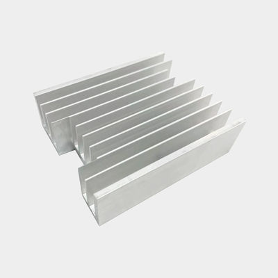 Piezas de mecanizado CNC personalizadas Las aletas de refrigeración de aluminio mecanizado por CNC 5 mm Alturas de las aletas 2 mm Término de las aletas