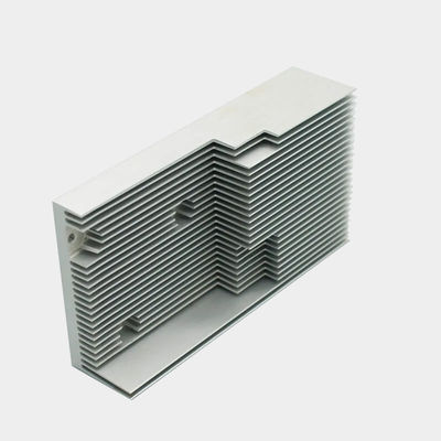 Extrusión industrial del disipador de calor metálico con ancho personalizable y perforación de golpeo anodizante